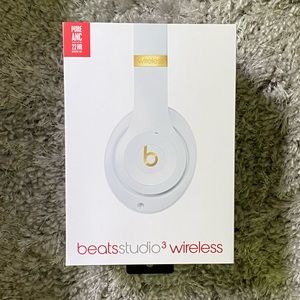 Never used Beatstudio3wireless headphones
